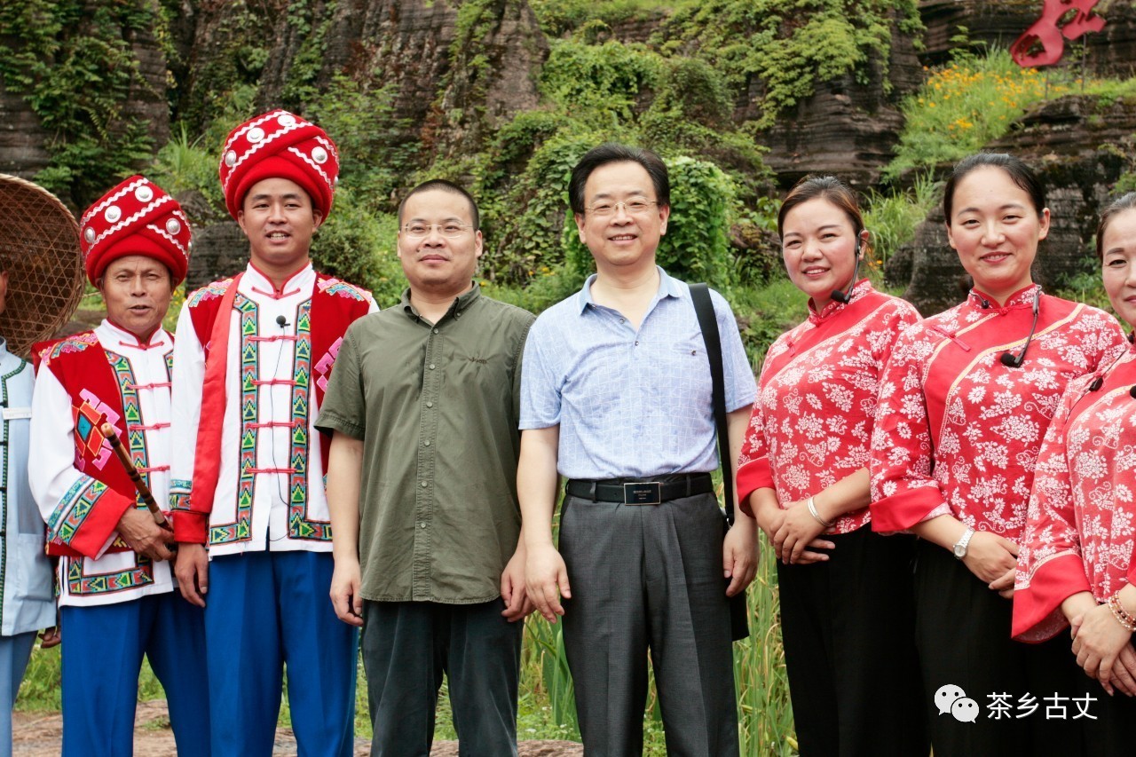 平远一行还来到红石林国家地质公园和默戎苗寨探究土家山歌和苗家鼓舞