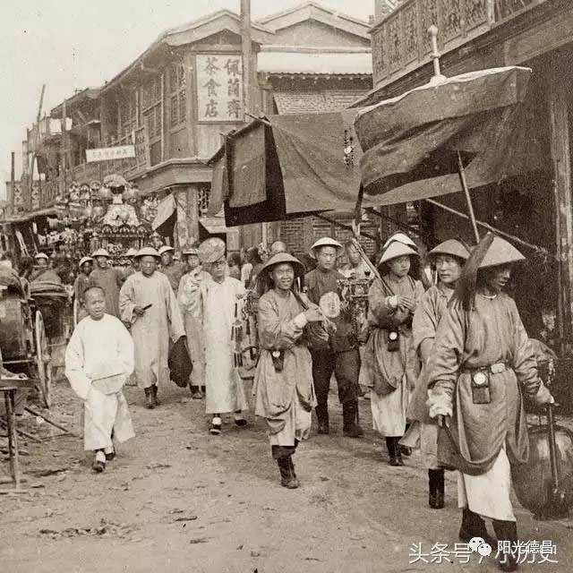 1905年,天津街头的仪仗 不知道是官员出巡,还是百姓娶亲?