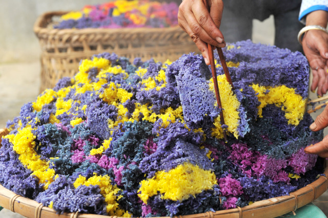 喝迎宾酒,制作花米饭,抹花脸……体验独具特色的屏边壮族花米饭节!