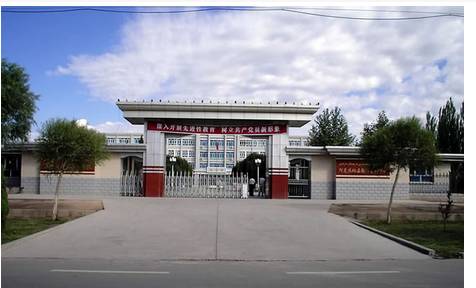 阿克苏教育学院位于新疆阿克苏市教育路,占地179亩,1984年经新疆