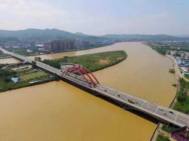 韶關南郊百旺大橋從上世紀80年代末規劃建設到橋身完工,將近20年,幾乎