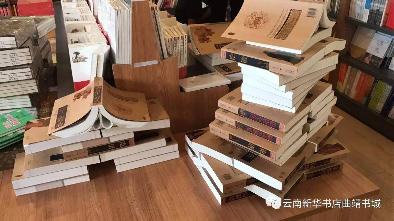 圖書造型考驗著他們的團隊合作能力大家一同商量該搭出什麼造型分工