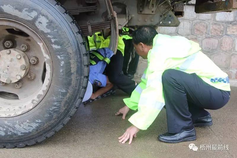 梧州:摩托车被大货车碾压,女司机当场死亡!可恨的是:货车司机还逃逸!