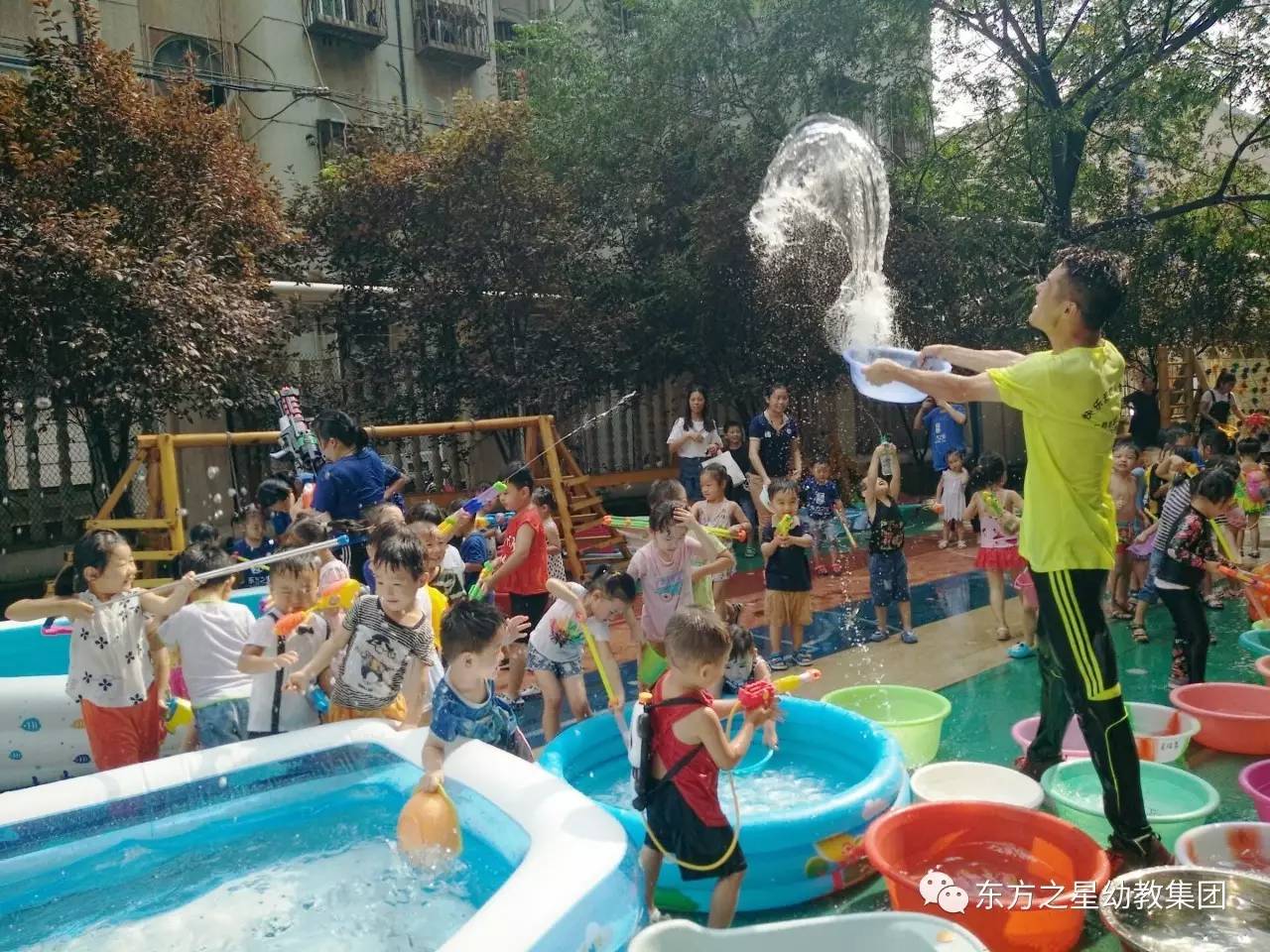 愛水的娃娃!--記東方之星(明珠)幼兒園瘋狂潑水節活動