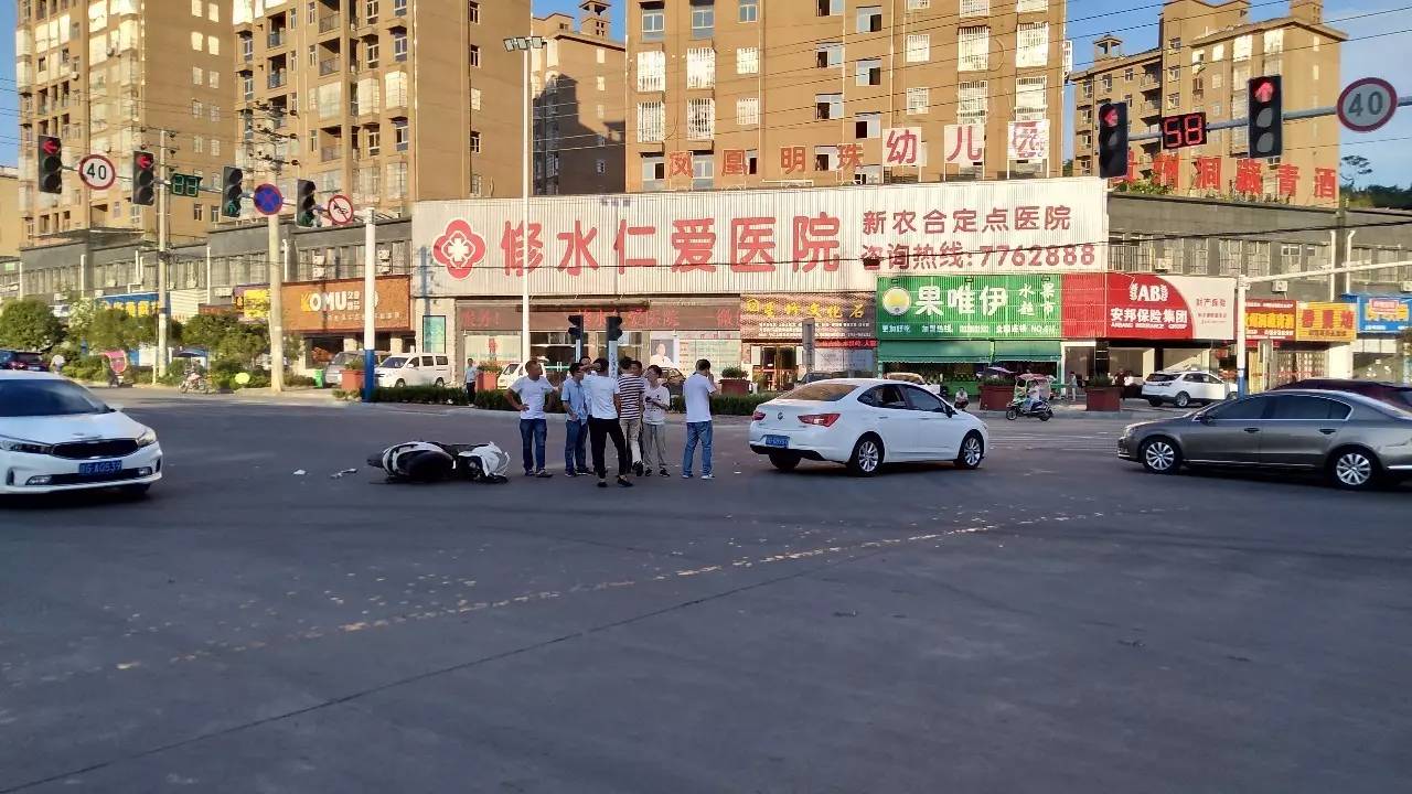 【刚刚】修水县南桥红绿灯十字路口发生一起交通事故