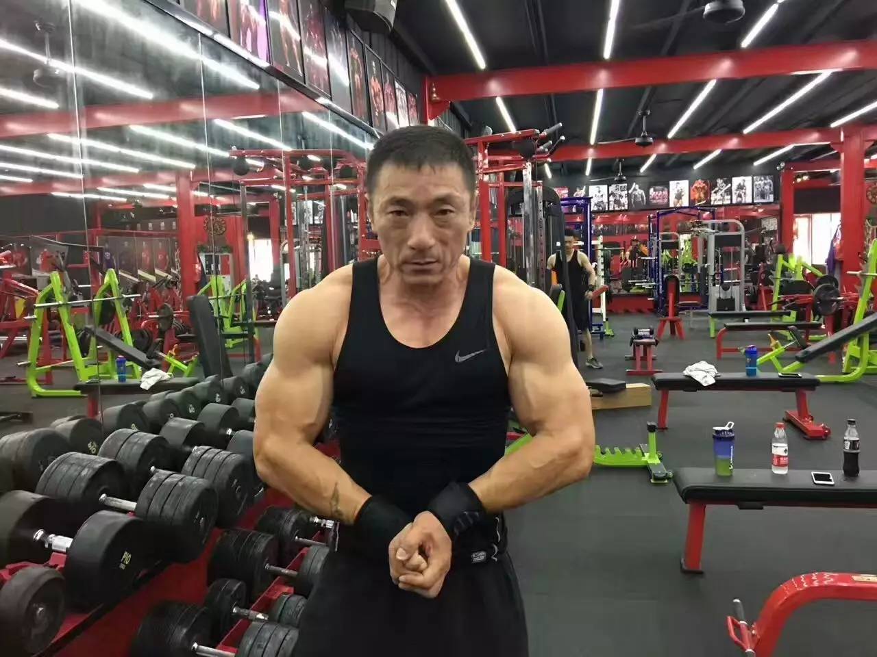 如果不健身你的50歲是什麼樣看50歲的他完爆小鮮肉