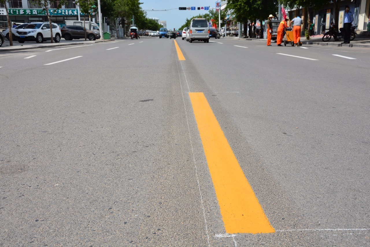 黄色虚线也是为了区分不同方向的车道,通常设置在较为狭窄的路面上