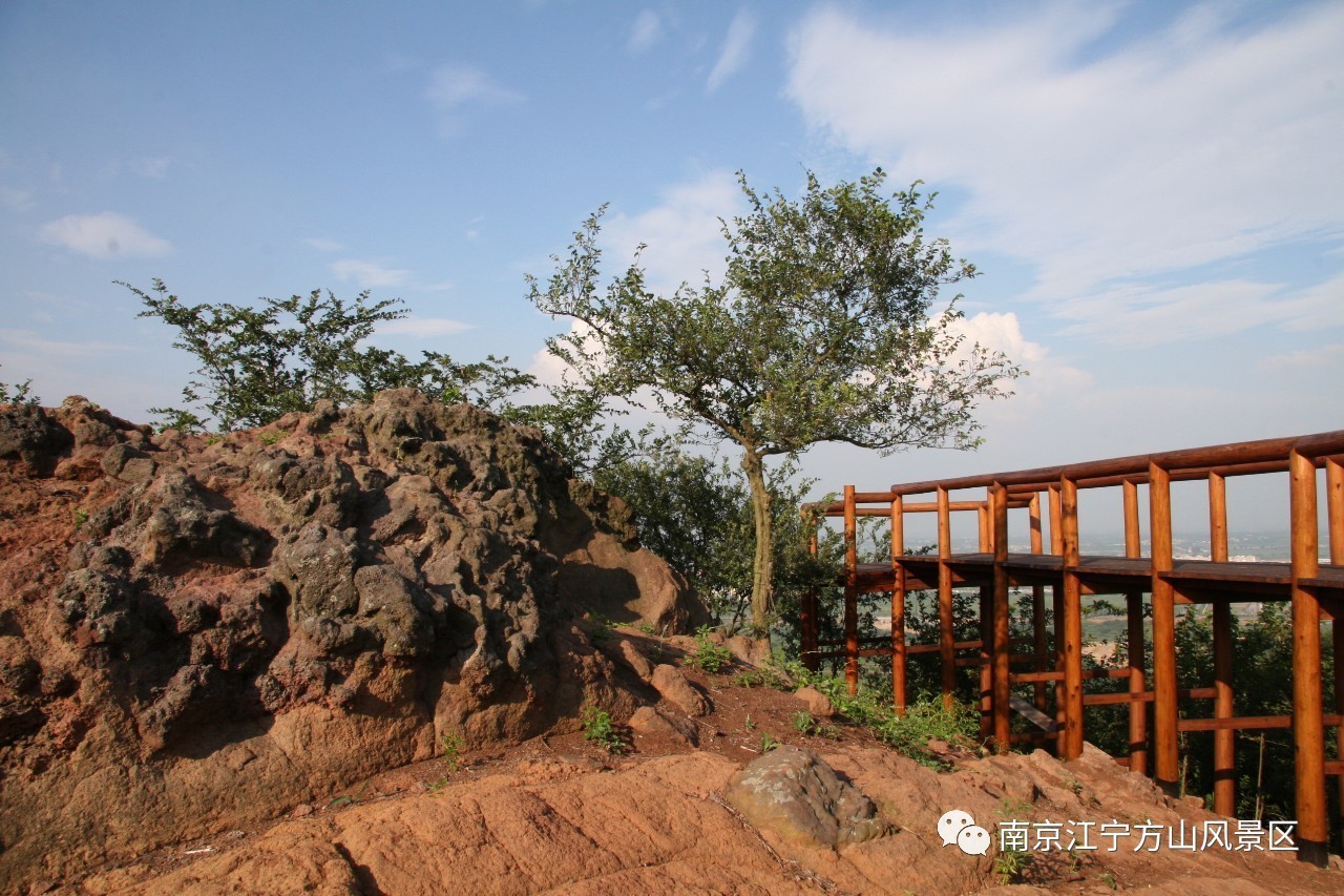 而方山就是500万年前火山爆发后形成的死火山,从山下东面火山喷发后