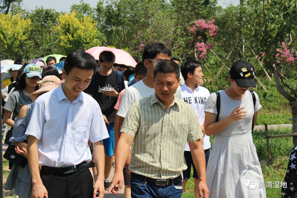 人代工委主任李福群一行到房湾湿地实地调研县人大主任赵李陪同活动