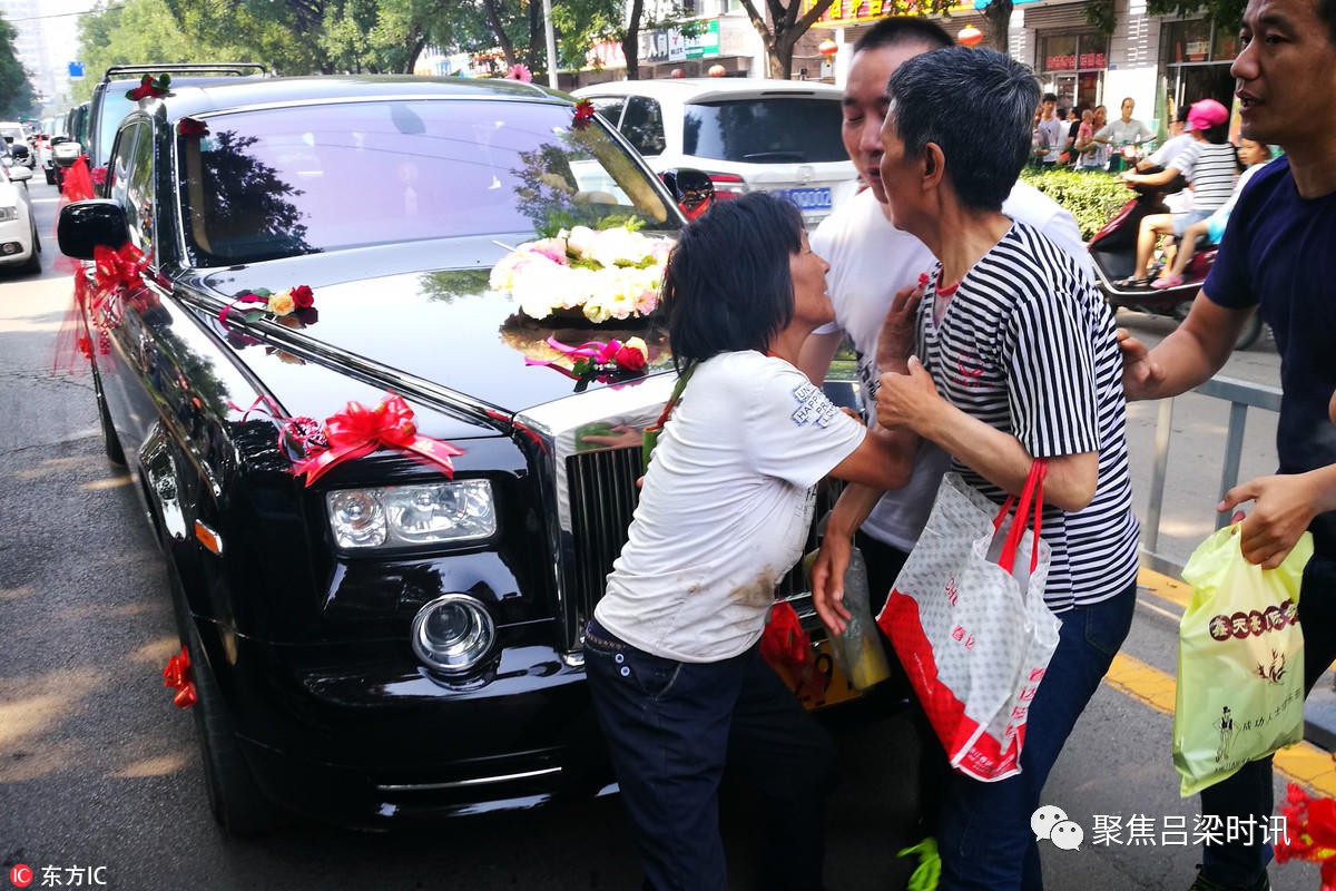 拦婚车讨要喜糖红包在当地婚礼习俗中常见,但多为亲戚朋友象征性地讨