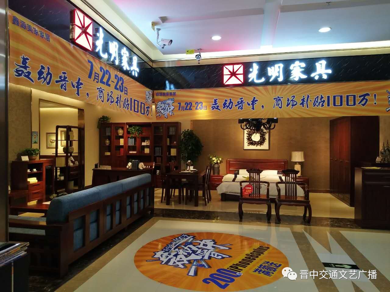 往里走,一家家好品牌,大品牌的家具展区内,门头整洁,靓丽.