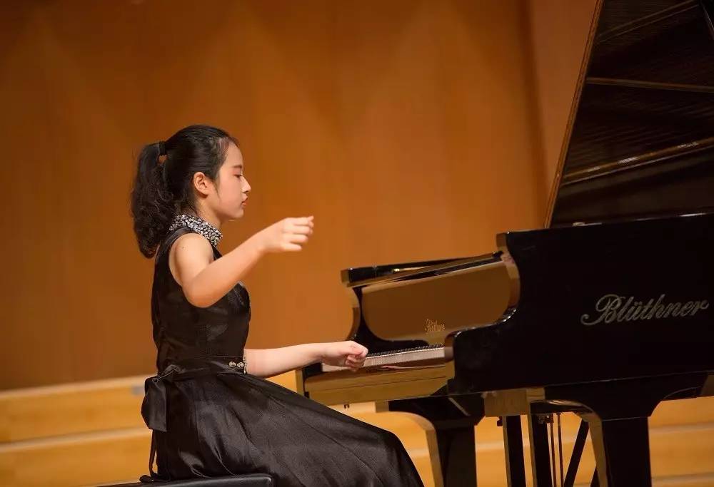 从满分女生到钢琴公主德国欧米勒青岛钢琴大师周叶恒怡音乐会记录