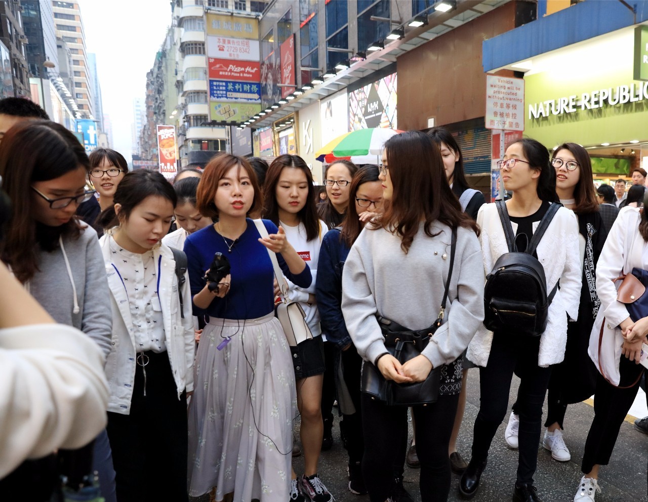 "城市课"主讲人林峥老师带领同学们探索香港城市文化在本集中,港中大