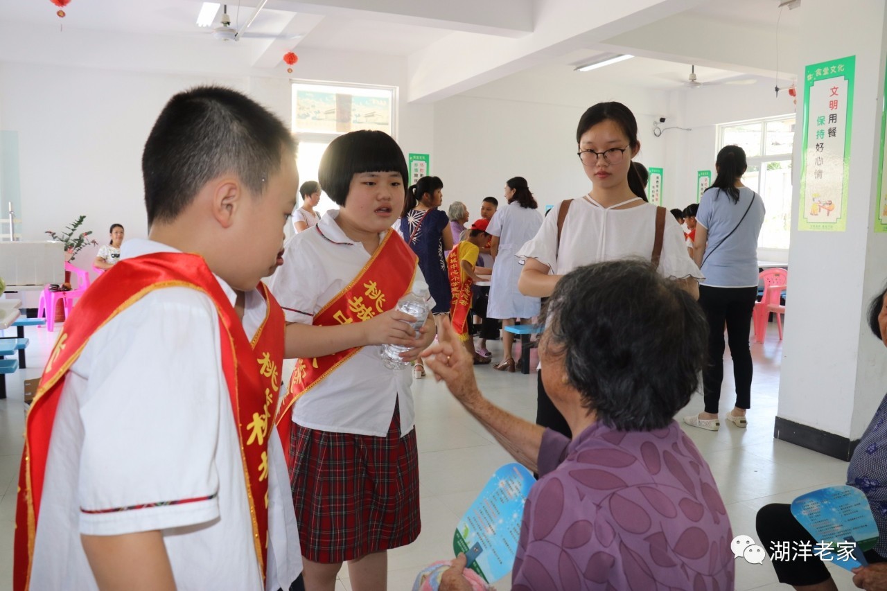 贊!桃城鎮中心小學小志願者們到湖洋鎮居家養老服務中心進行獻愛心!