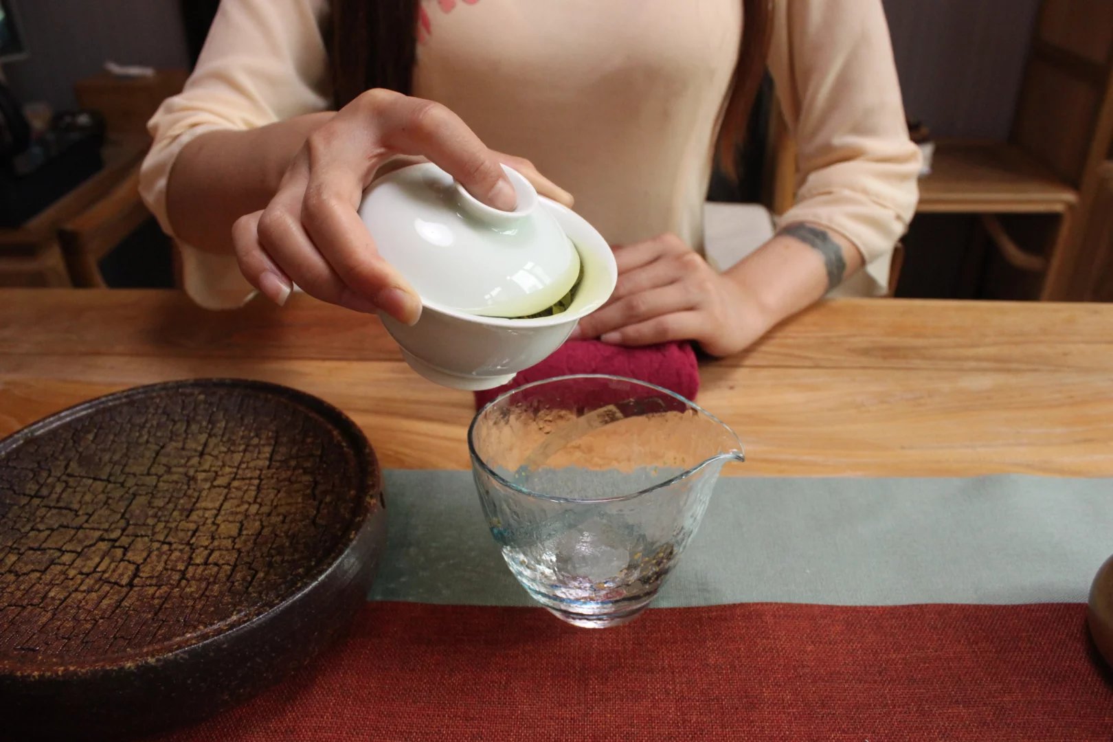 学习月盖碗泡茶有技巧手法优雅泡出醇和茶汤