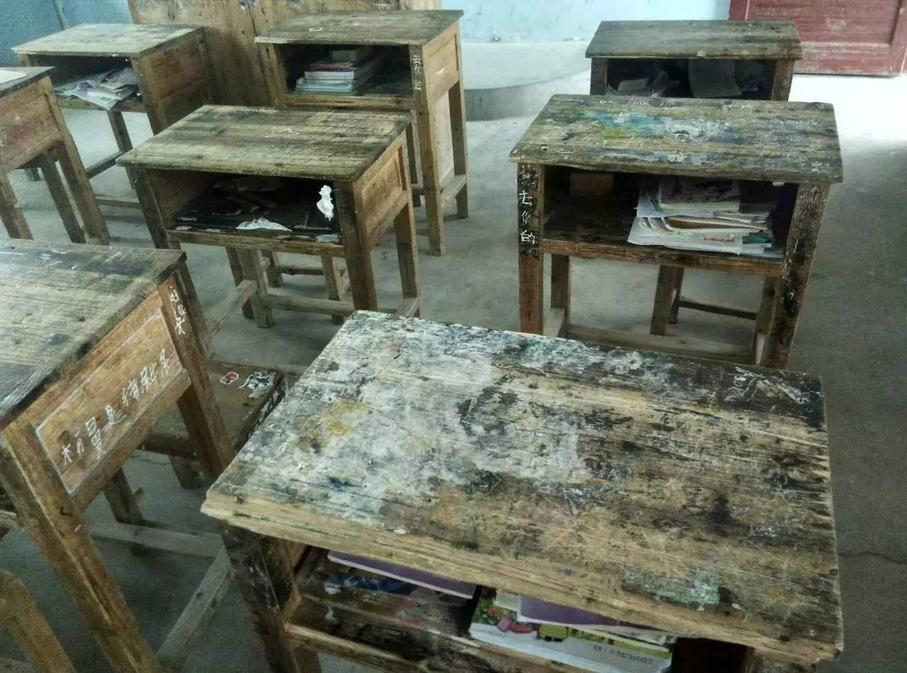 60年代学校老式课桌椅图片