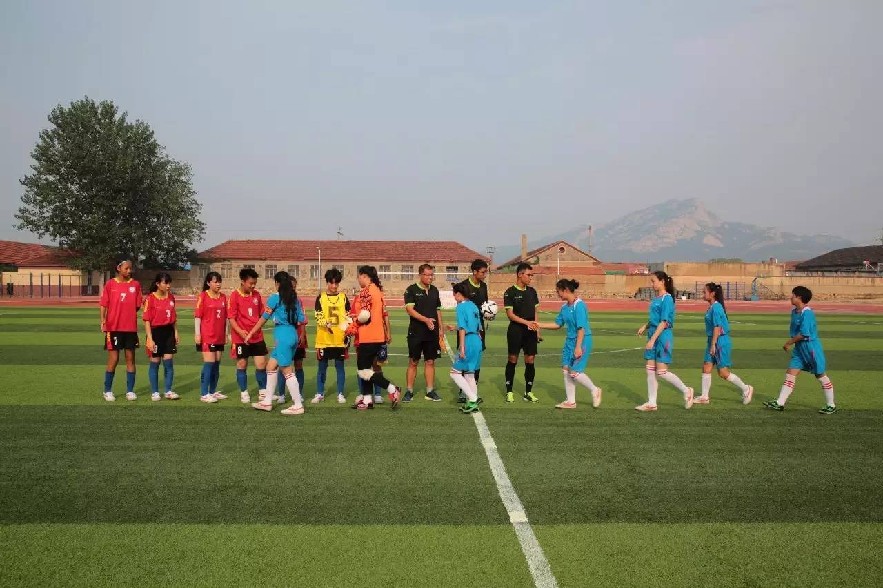 高中女子组比赛采用7人制,在牟平大窑街道初级中学的足球场进行