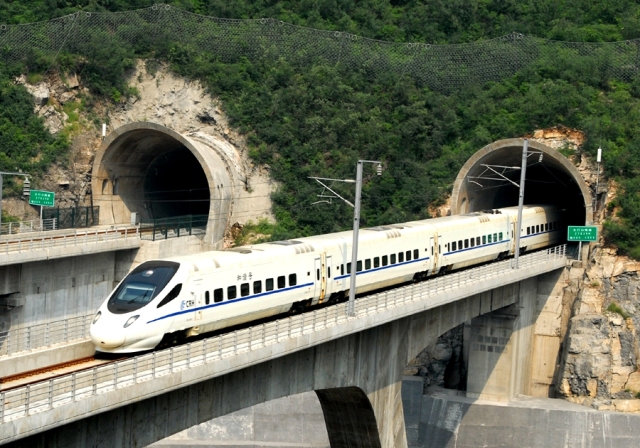 亚洲第一长隧——石太客专太行山隧道埋深1038米的精伊霍铁路北天山