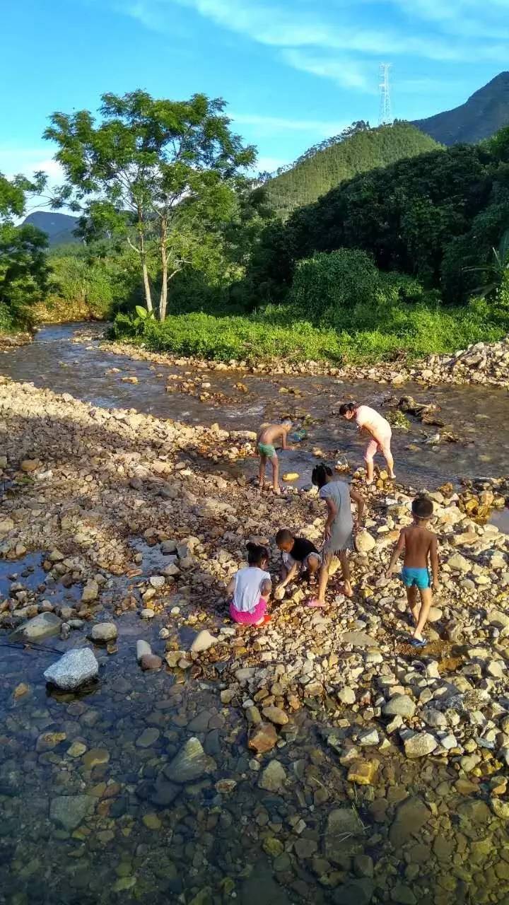 农村孩子在河里玩图片图片