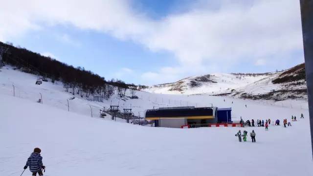 建設一批冰雪運動基地與溫泉度假小鎮,打造世界冰雪運動休閒中心