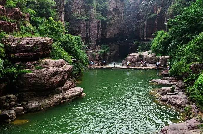 每到雨季,红石峡谷水量充沛,景色宜人,吸引大量中外游客到此消暑度假.