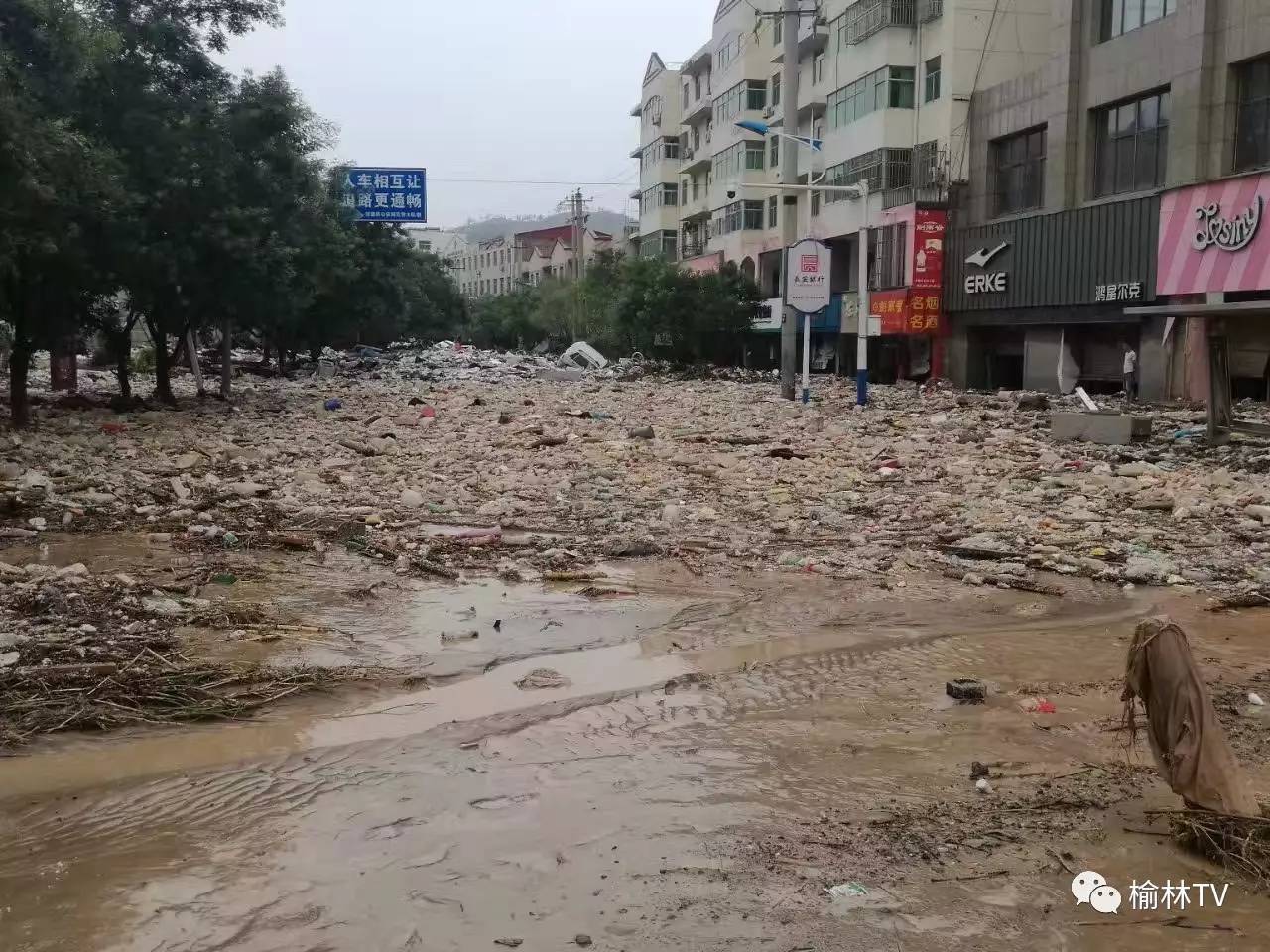 暴雨绥德子洲洪水漫城抢险救灾正在进行时