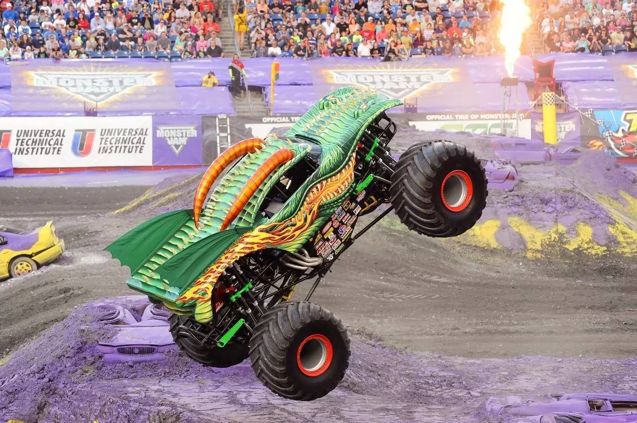 此次參展的車型為 瘋狂大腳怪(monster jam)明星車dragon — 烈焰