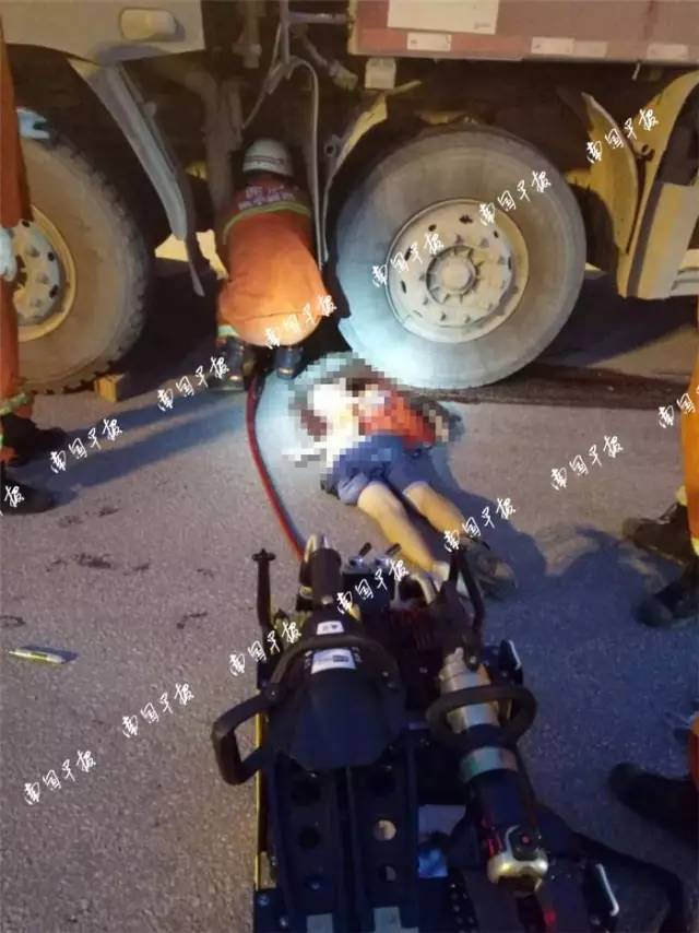 大悲劇南寧電驢與大貨車刮碰2男童被碾壓當場身亡電驢們都要看看啊