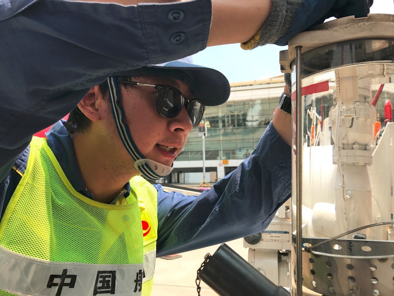 在湖北分公司武汉航空加油站,挥汗如雨的作业中,炽热的阳光下,航油人