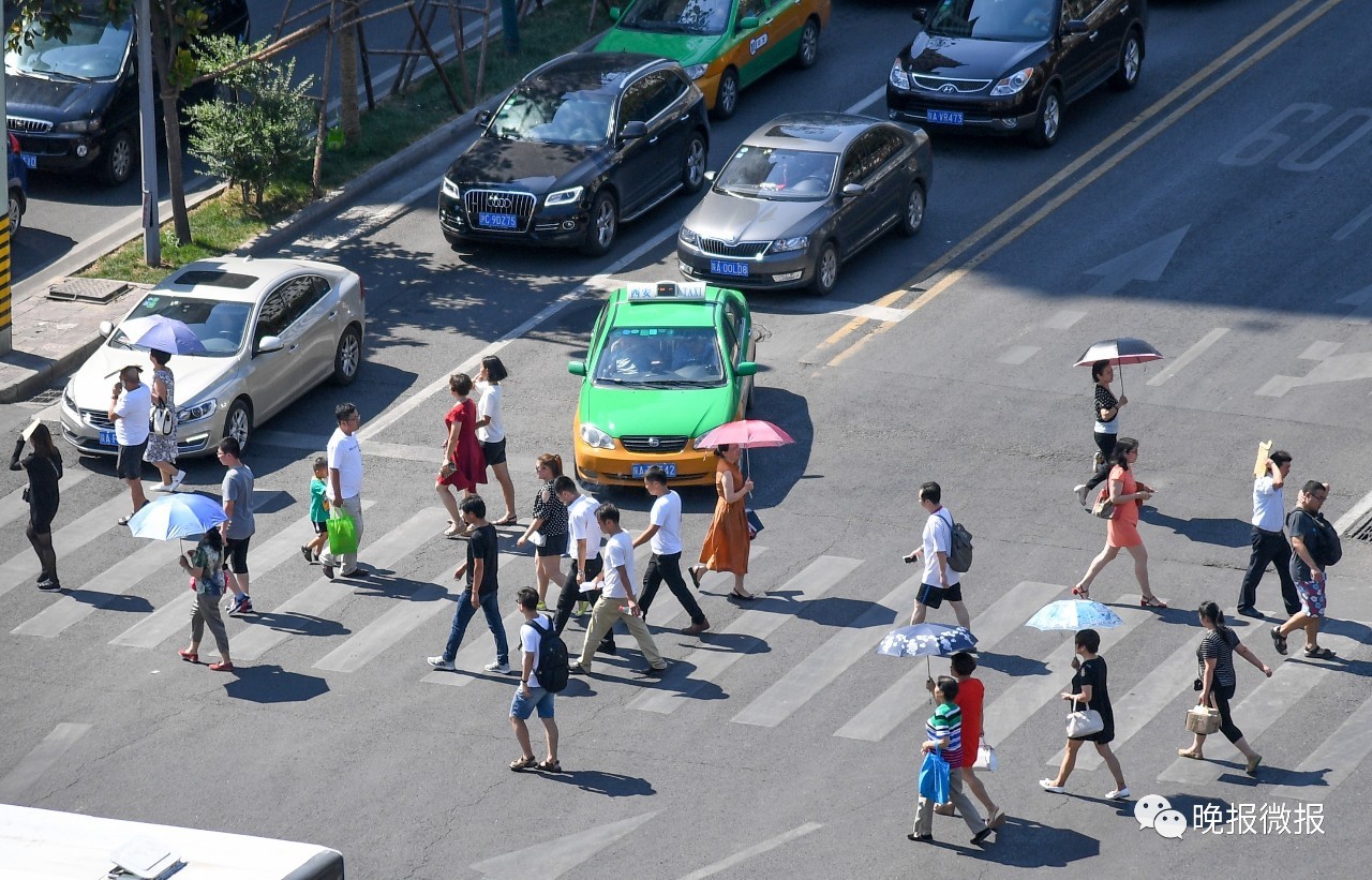 但仍有司机在斑马线前与行人抢道.