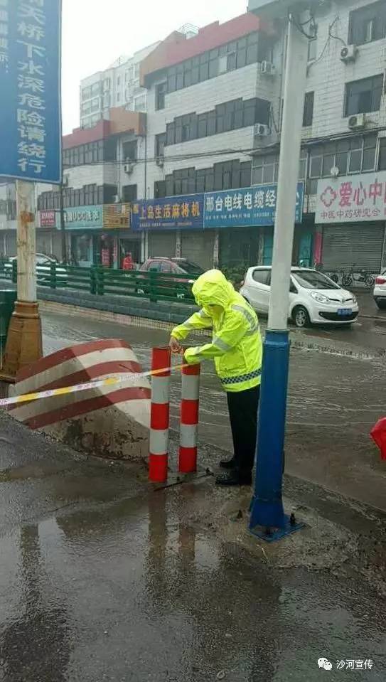 目前,南道口,北道口積水比較嚴重,執勤民警已經拉起了警戒帶,實施了