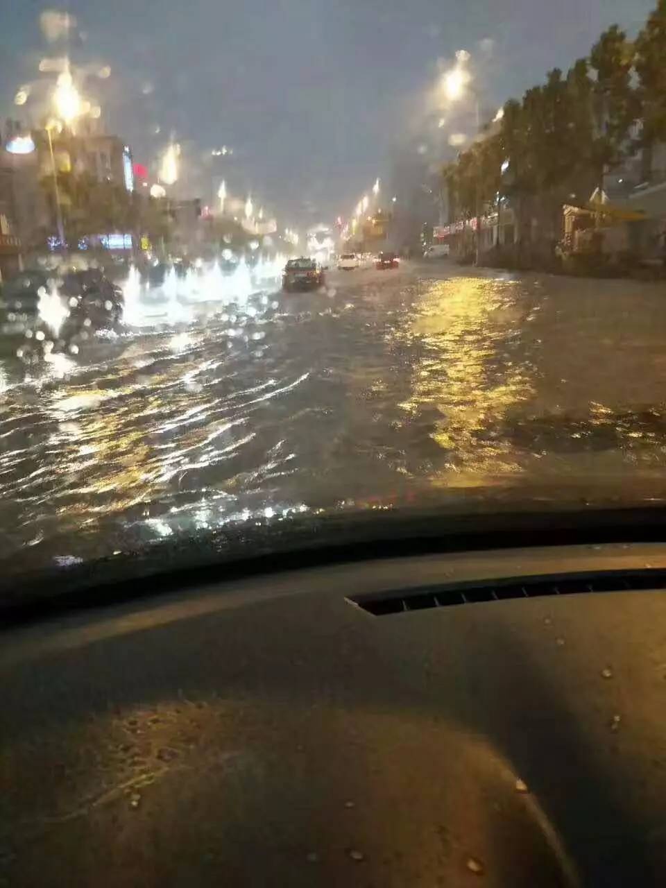 實拍東營暴雨震撼視頻和照片