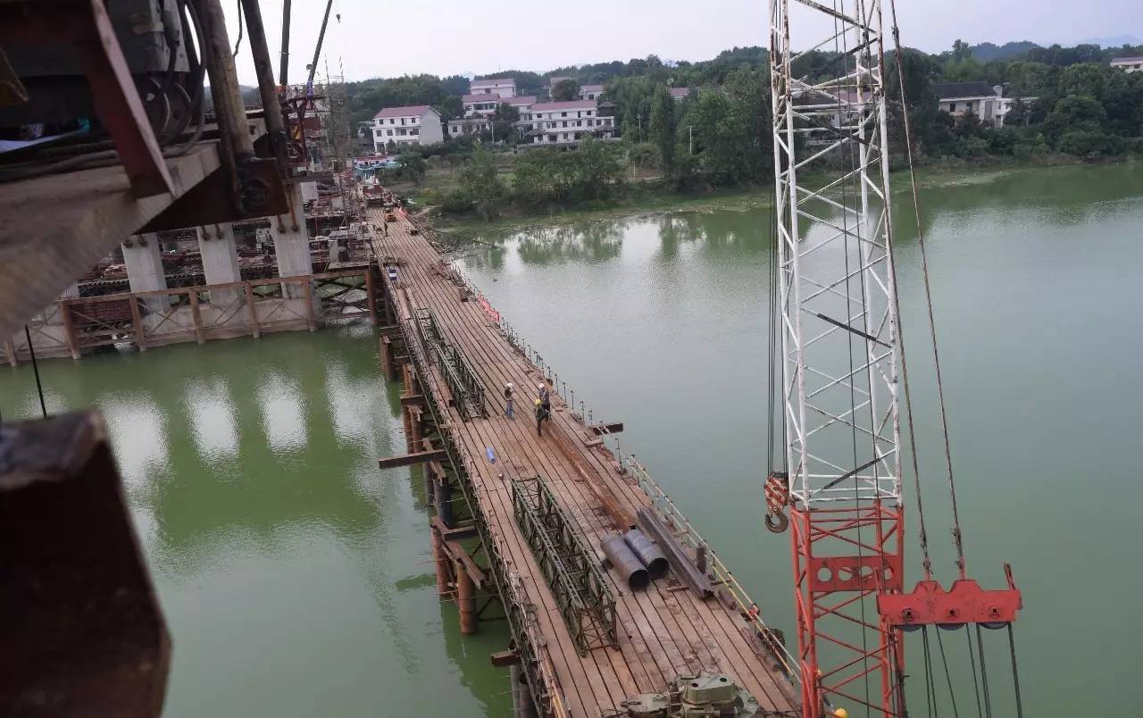 施工人員在重建漣水河鋼棧橋.