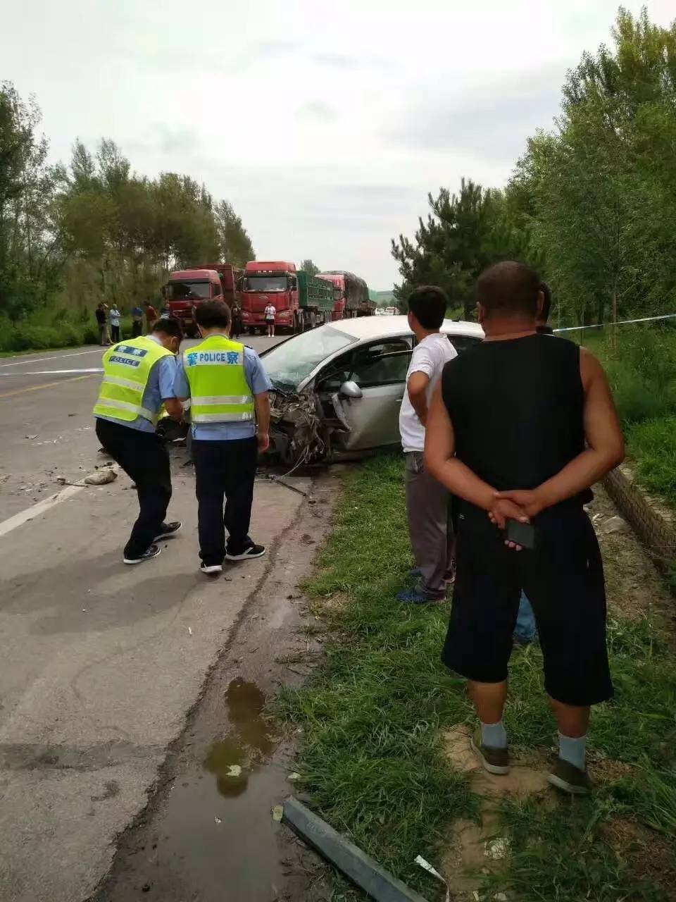 【事故】今天上午敖汉发生严重事故,三车相撞,现场一片狼藉.