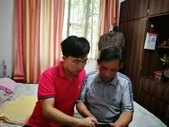 李逸然在提出教授爷爷使用智能手机app的功能的请求后,爷爷奶奶展现了