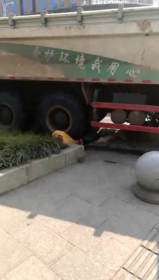 突發:邵陽雙清區建設南路發生一起車禍,一男子被直接壓在車輪下!