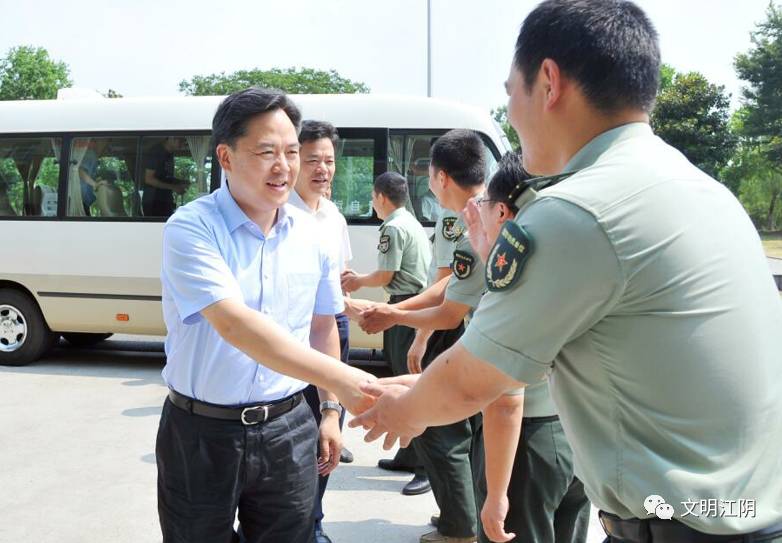 共叙军民鱼水深情共谋未来发展蓝图市领导分组走访慰问驻澄部队官兵