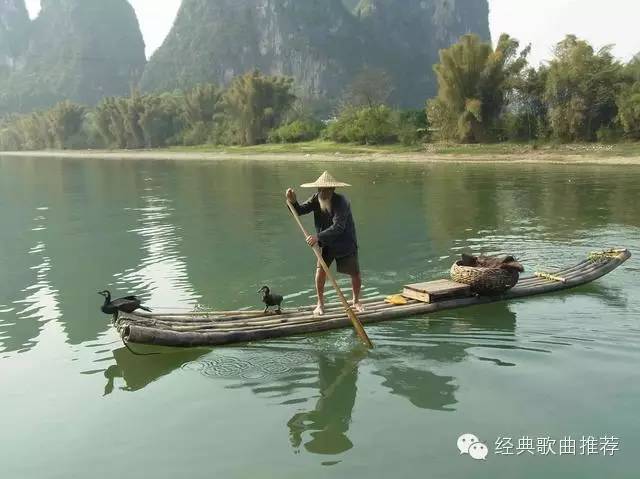 胡令能小儿垂钓青箬笠,绿蓑衣,斜风细雨不须归.