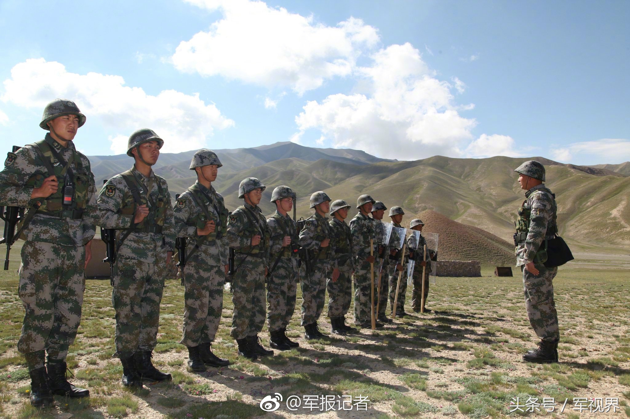 新疆军区两个边防连在海拔4623米的喀尔马铁格阿舒山口会哨!