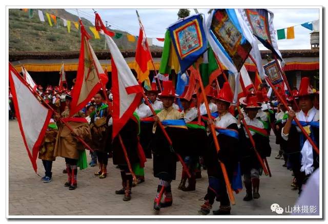 主要活动有:祭神仙,跳神舞,爬龙杆,打神鼓,唱"拉伊"六月会"的舞蹈