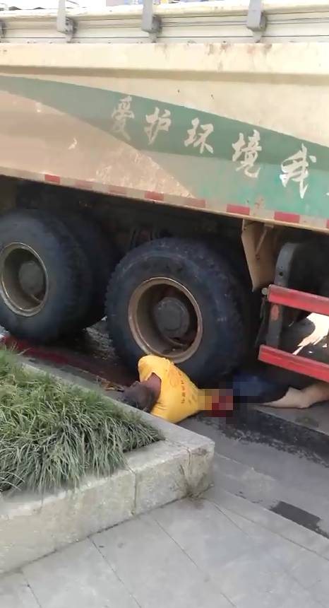 突发:邵阳双清区建设南路发生一起车祸,一男子被直接压在车轮下!