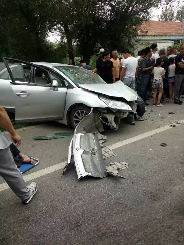 赤峰發生一起慘烈車禍車被撞碎人夠嗆現場碰撞視頻曝光