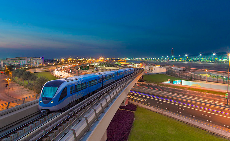 细细的红线一不去迪拜也能乘迪拜地铁欣赏沿途美景