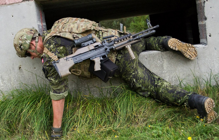 早些年,丹麥軍方進行的機槍選型測試中,與hk121同臺競技的m60e6,勝出