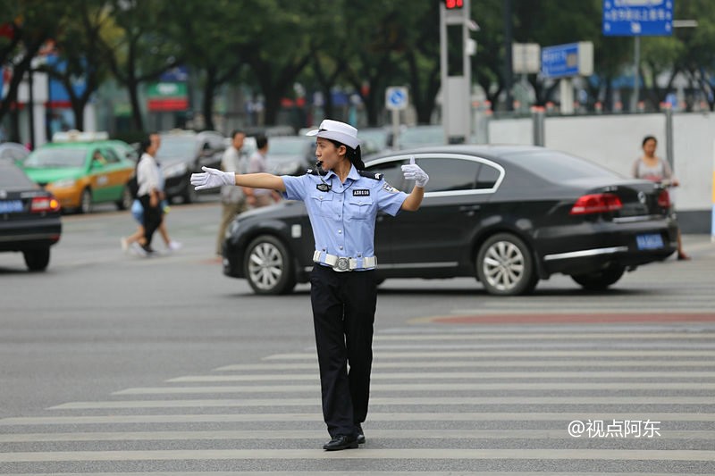 西安市妇联携手爱心企业慰问西华门执勤女交警