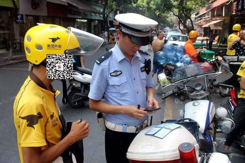 規範美團外賣兩輪車公安交警在行動