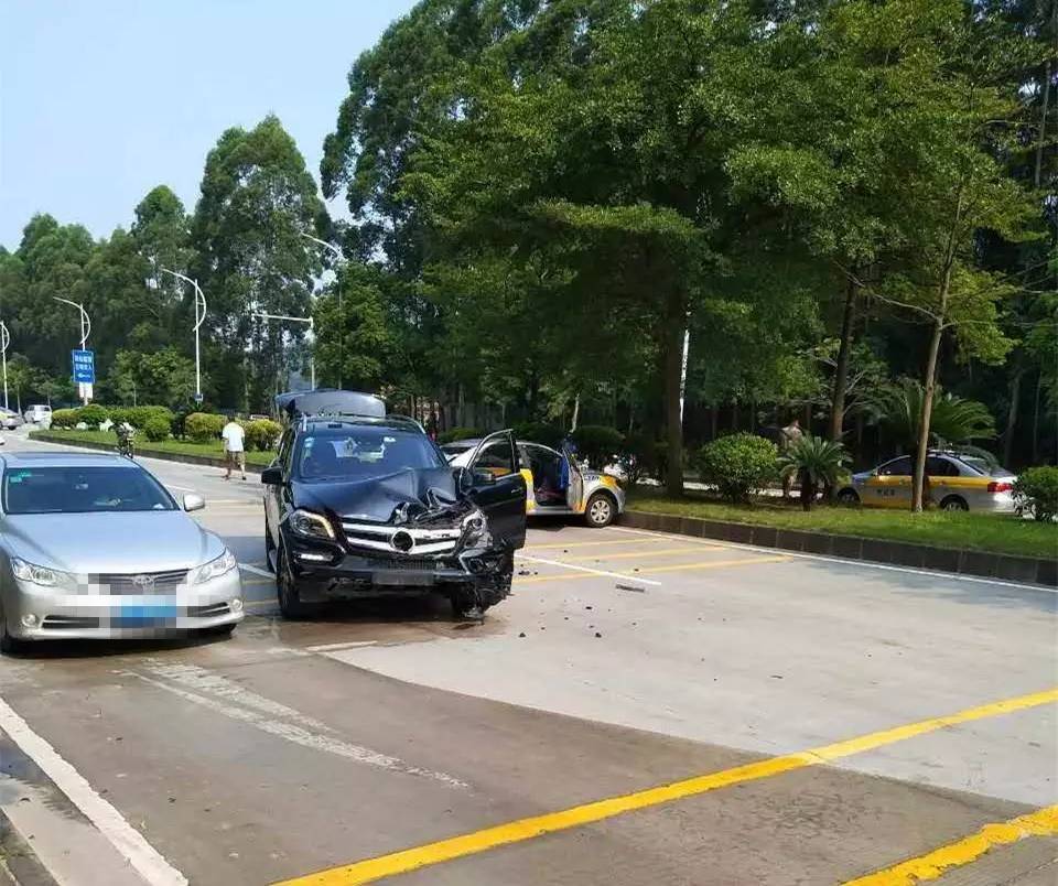 東莞水濂山路車禍!上百萬奔馳豪車,與科目三考試車相撞!損失慘重!