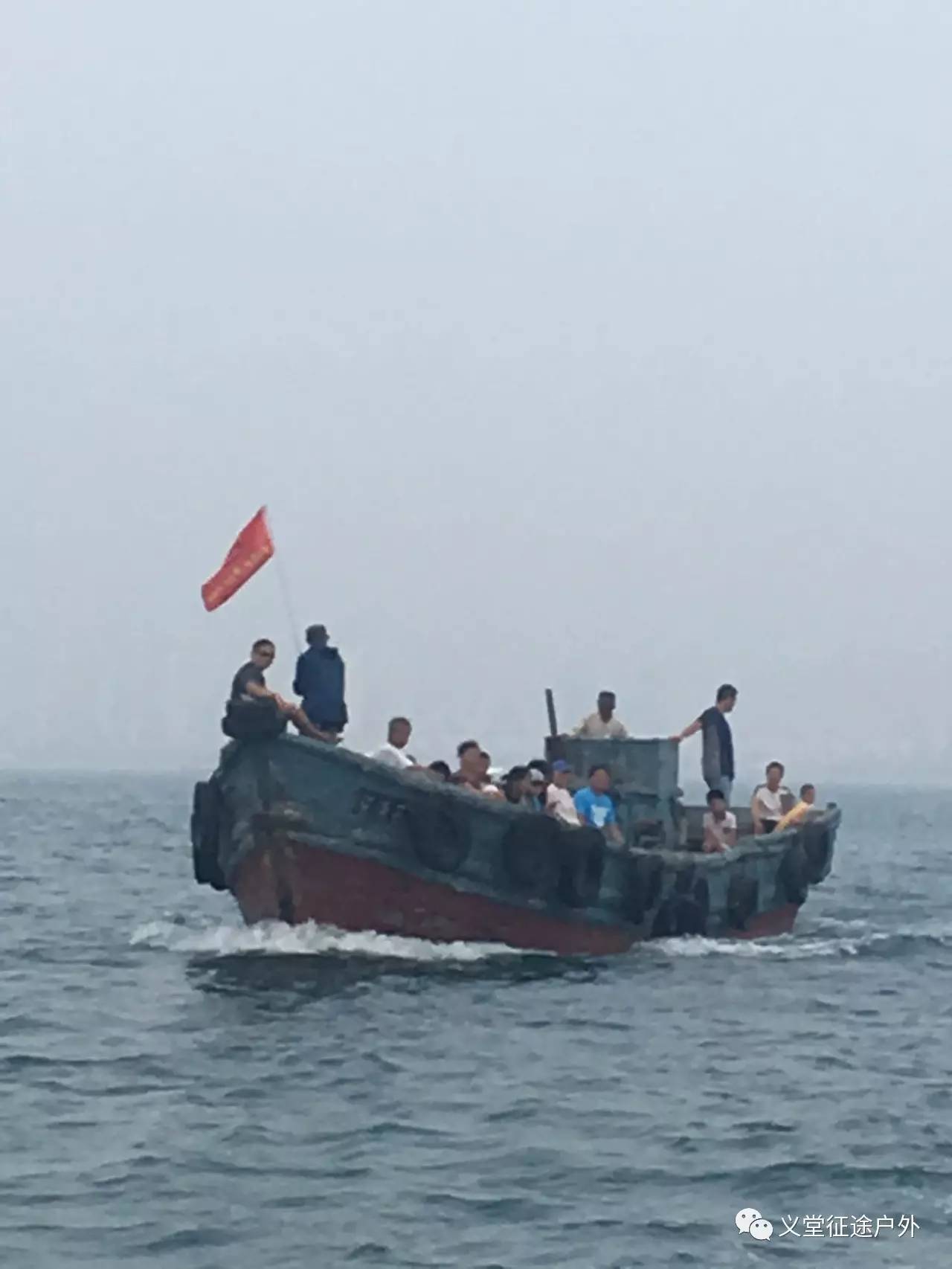 竹岔島又名雞鳴島,稽查島南部,位於薛家島街道辦事處駐地東南8.