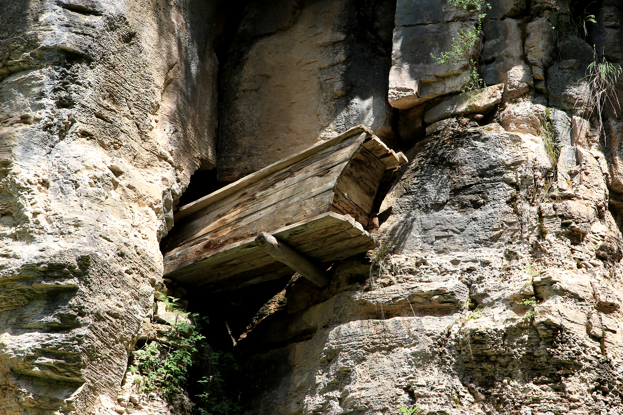 悬崖上的棺材,北方地区的唯一的崖葬群