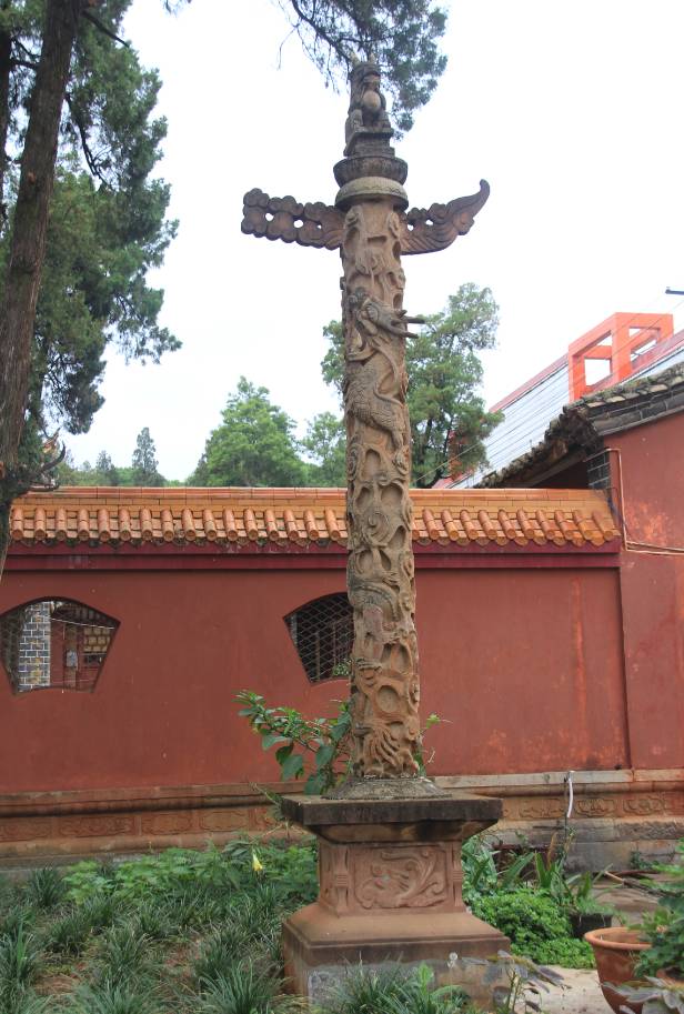 大成门东有三间房为"明宦祠,西有三间房为"乡贤祠.